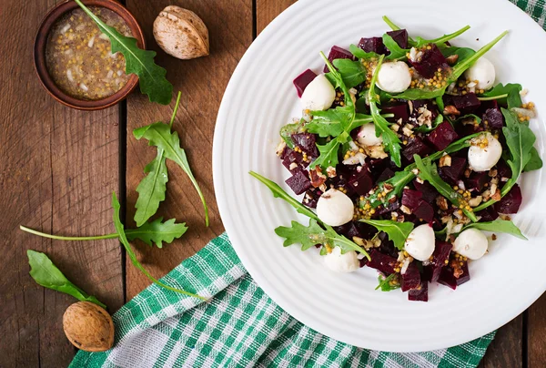 Salat af bagte roer, arugula, ost og nødder . - Stock-foto