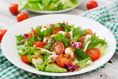 Diyet salata domates, mozzarella marul