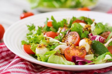 Diyet salata domates, mozzarella marul