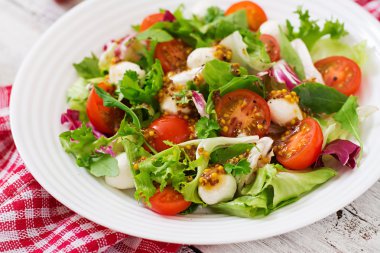 Diyet salata domates, mozzarella marul