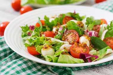 Diyet salata domates, mozzarella marul