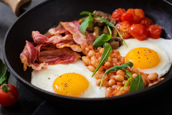 İngiliz kahvaltısı - kızarmış yumurta, fasulye, domates, mantar, pastırma ve tost.
