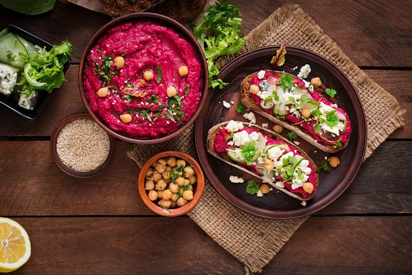Vegan sandwiches met rode bieten hummus, komkommer en blauwe kaas — Stockfoto