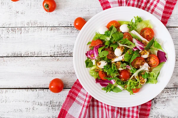 Salată dietetică cu roșii, salată verde mozzarella — Fotografie, imagine de stoc