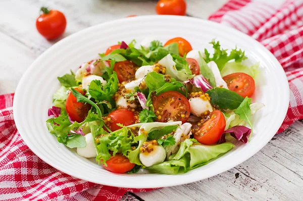 Dietary salad with tomatoes, mozzarella lettuce — Stock Photo, Image