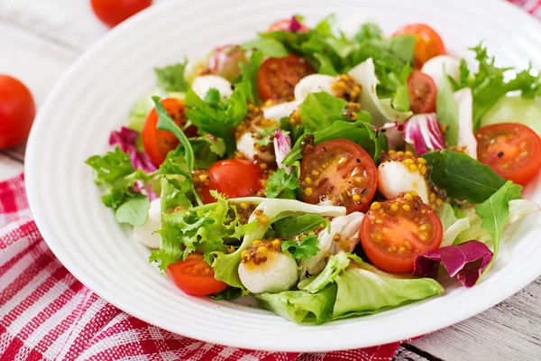 Diyet salata domates, mozzarella marul