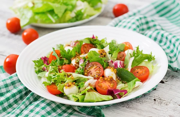 Salada dietética com tomate, alface mussarela — Fotografia de Stock
