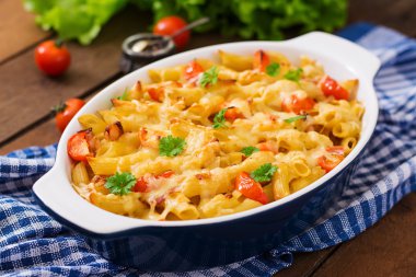 Makarna güveci, domates, jambon ve peynir