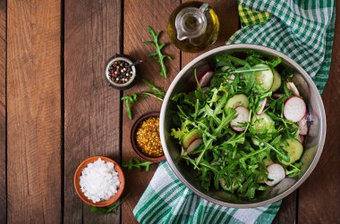 Vejetaryen salata için malzemeler