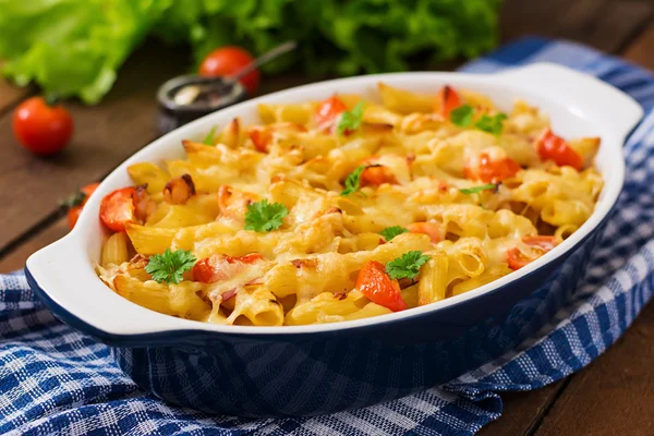 意大利面食砂锅，西红柿，培根和乳酪 — 图库照片