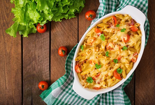 Makarna güveci, domates, jambon ve peynir