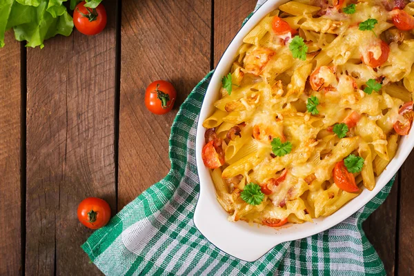 Casseruola di pasta, pomodori, pancetta e formaggio . — Foto Stock
