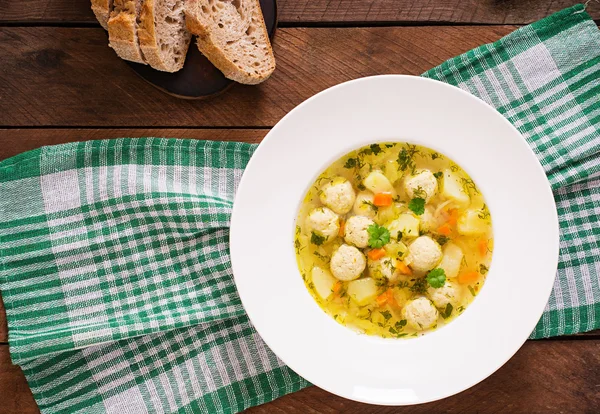 Диетический суп с фрикадельками — стоковое фото