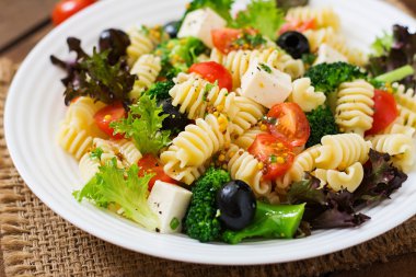 Domates, brokoli, zeytin makarna salatası