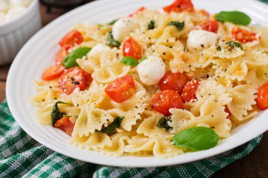 Farfalle makarna - domates Caprese salatası