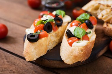 Bruschetta domates, mozzarella peyniri, zeytin ile