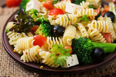 Domates, brokoli, zeytin makarna salatası