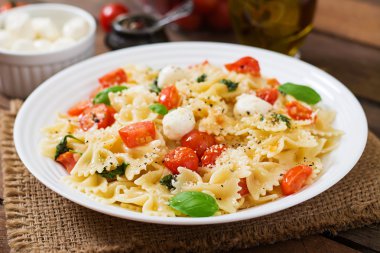 Farfalle makarna - domates Caprese salatası