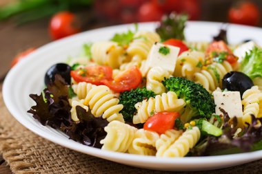 Domates, brokoli, zeytin makarna salatası