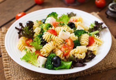 Domates, brokoli, zeytin makarna salatası