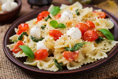 Farfalle makarna - domates Caprese salatası