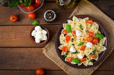 Farfalle makarna - domates Caprese salatası