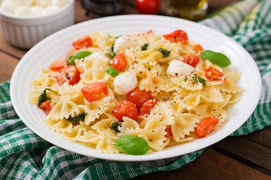 Farfalle makarna - domates Caprese salatası