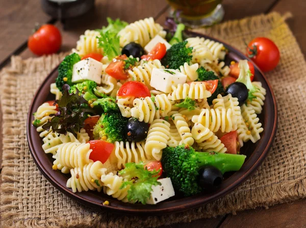 Ensalada de pasta con tomates, brócoli, aceitunas — Foto de Stock