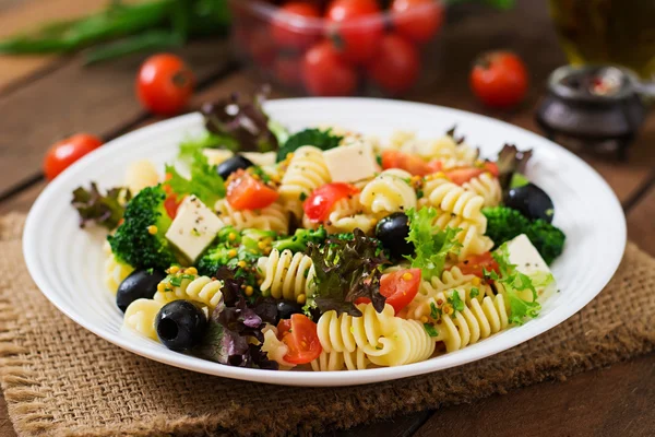 Salada de macarrão com tomate, brócolis, azeitonas — Fotografia de Stock