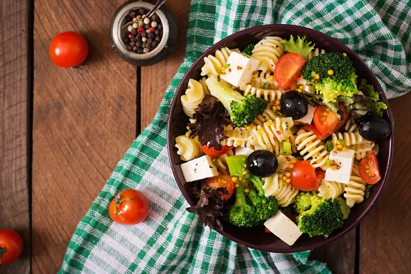 Nudelsalat mit Tomaten, Brokkoli, Oliven — Stockfoto