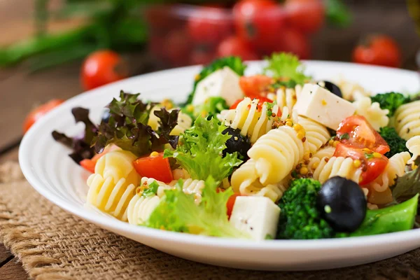 Pastasallad med tomat, broccoli, Oliver — Stockfoto