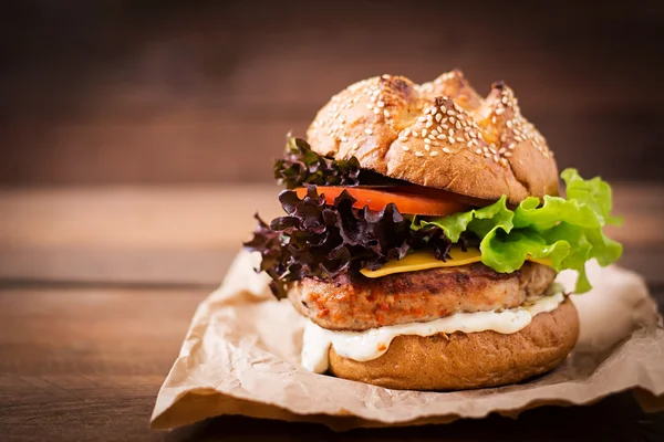 Großes Sandwich mit Truthahnburger — Stockfoto