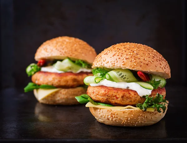 Большие бутерброды с куриными бургерами — стоковое фото