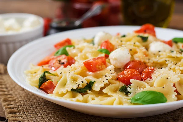 Farfalle Pasta - Caprese salaatti tomaattien kanssa — kuvapankkivalokuva