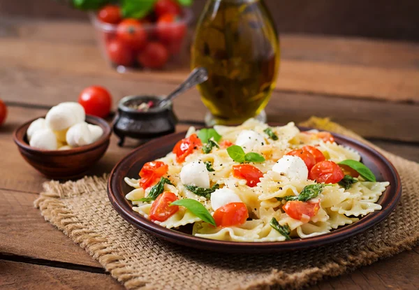 Farfalle Pasta - Ensalada de Caprese con tomates — Foto de Stock