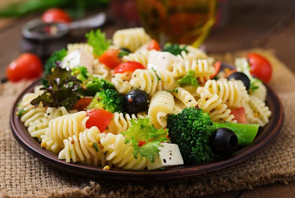Pasta salad with tomatoes, broccoli, olives — Stock Photo, Image