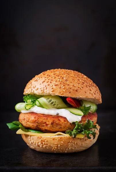 Großes Sandwich mit Chicken Burger — Stockfoto