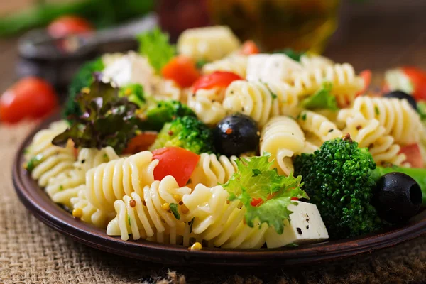 Pasta salad with tomatoes, broccoli, olives — Stock Photo, Image