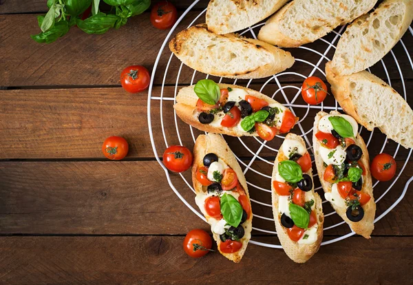 Bruschetta z pomidorami, mozzarellą, oliwki — Zdjęcie stockowe