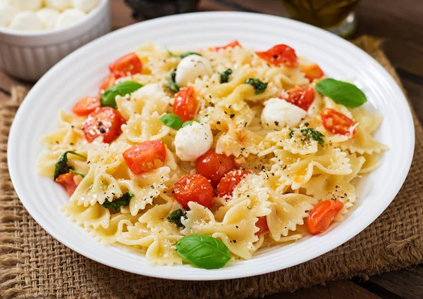 Farfalle Pasta - Ensalada de Caprese con tomates — Foto de Stock