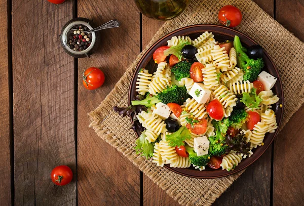 Insalata di pasta con pomodori, broccoli, olive — Foto Stock