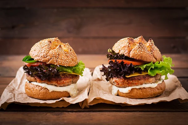 Великі бутерброди з турецькими бургерами — стокове фото