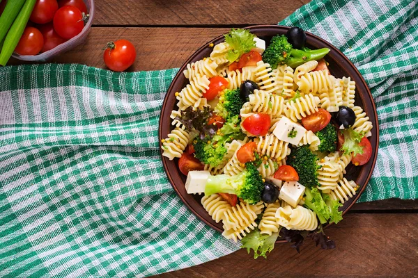 Pastasallad med tomat, broccoli, Oliver — Stockfoto