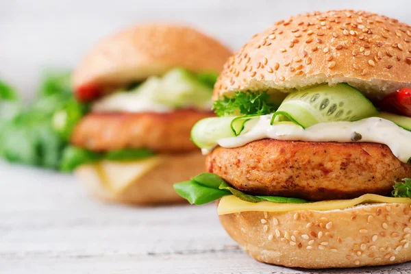 Große Sandwiches mit Chicken-Burgern — Stockfoto