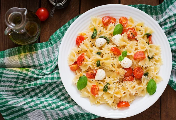 Farfalle Pasta - Caprese salad with tomatoes — Stock Photo, Image