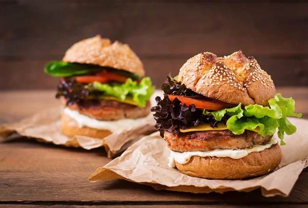 Sándwiches grandes con hamburguesas de pavo —  Fotos de Stock