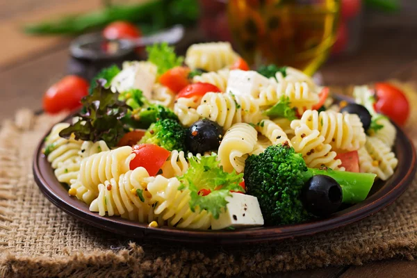 Pasta salad with tomatoes, broccoli, olives — Stock Photo, Image