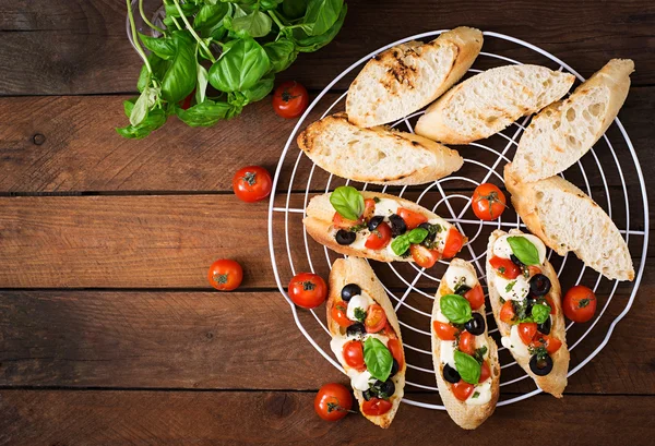 Bruschetta mit Tomaten, Mozzarella, Oliven — Stockfoto