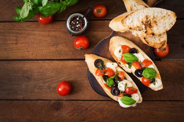 Bruschetta domates, mozzarella peyniri, zeytin ile