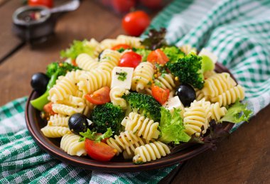 Domates, brokoli, zeytin makarna salatası